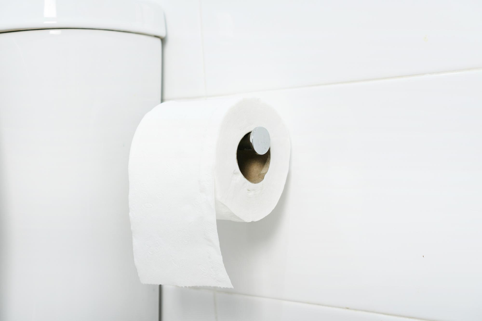 Colocar portarrollos de papel higiénico