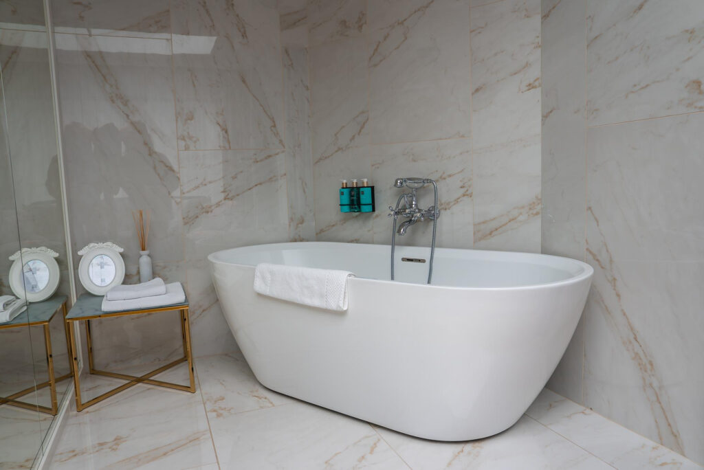 Bañera dentro de un baño