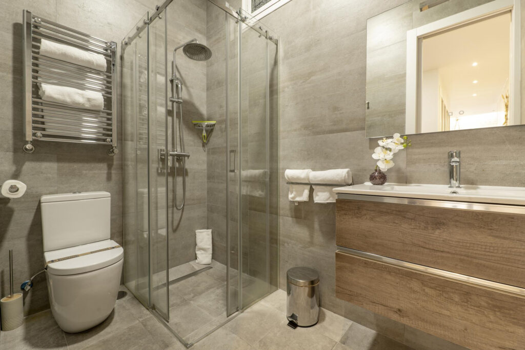 baño con plato de ducha